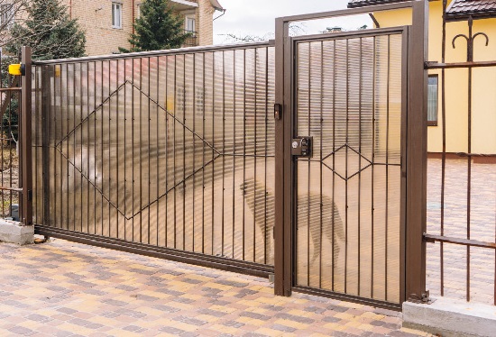 Купить ворота из профлиста с элементами ковки, с металлическими столбами в рамке или под дерево в Петропавловске-Камчатском от 158580 руб